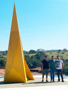 M Cavalcanti, Ricardo Coimbra e Felipe Cavalcanti no local da instalação - (Foto: Cristiano Borges)