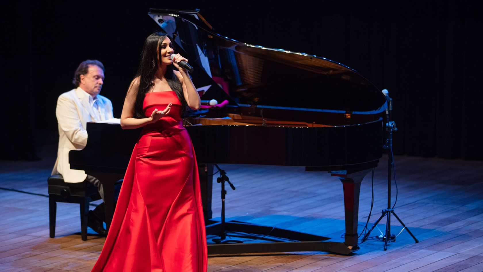 Marina Elali e maestro Eduardo Lages apresentam ‘Sucessos do Rei’ em Goiânia 