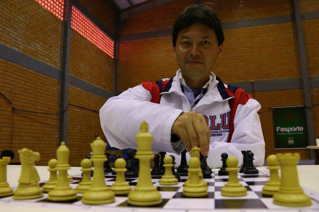 Everaldo Matsuura, mestre internacional de xadrez, tem presença confirmada  no “Xadrez no Cubo” - Revista Zelo