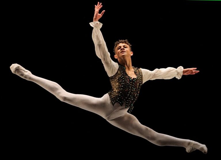 Bailarinos goianos embarcam para Suíça, onde participam do Prix de Lausanne