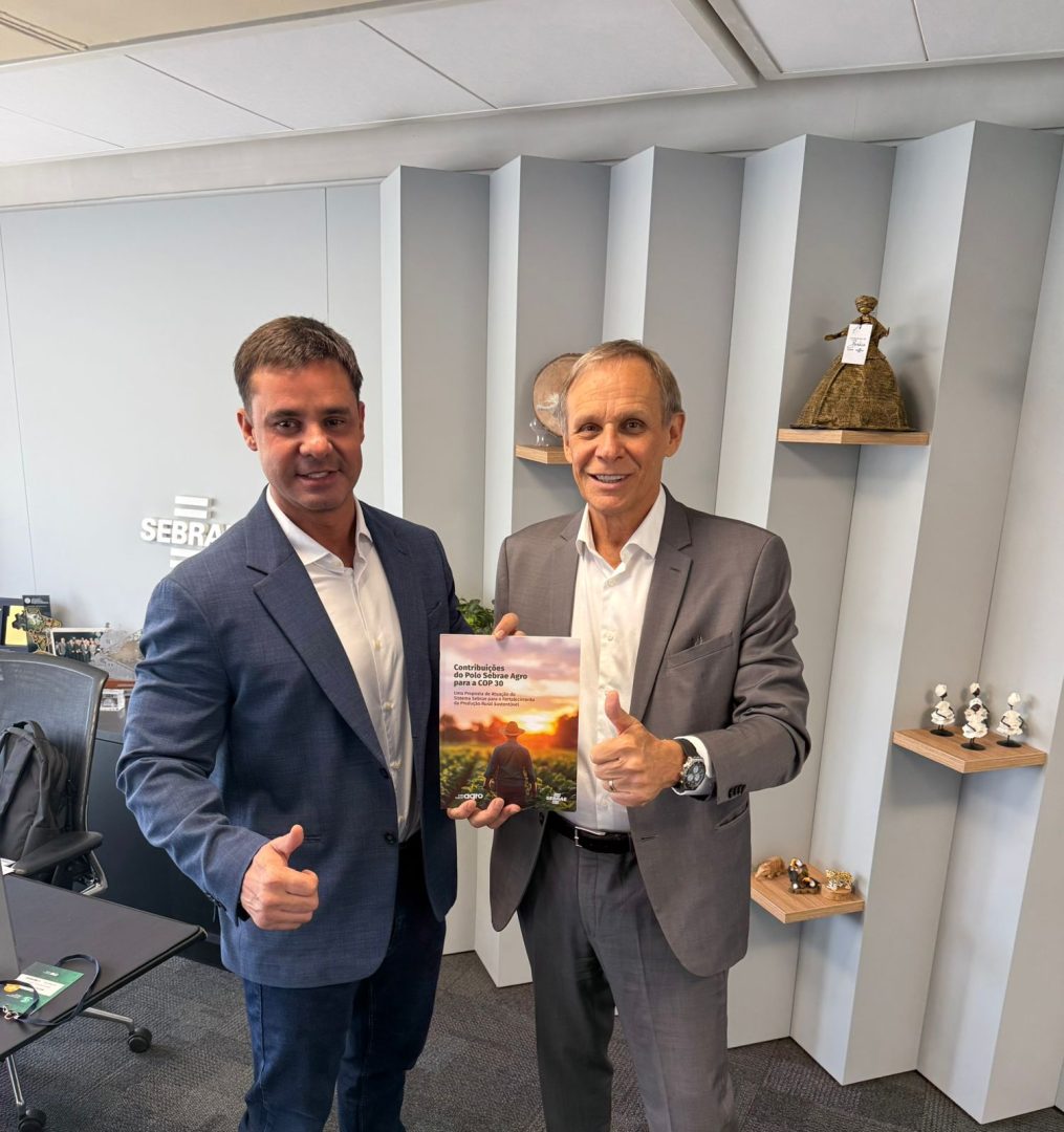 diretor Marcelo Lessa (esquerda) entrega livreto ao diretor nacional Bruno Quick