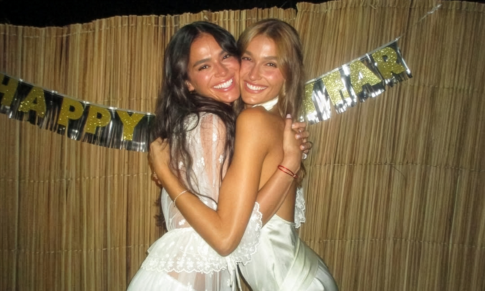 Bruna Marquezine e Sasha Meneghel Havaianas