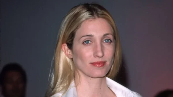 Carolyn-Bessette-Kennedy--860x484
