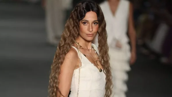 Camila Pitanga abre desfile da Aluf no Rio Fashion Week