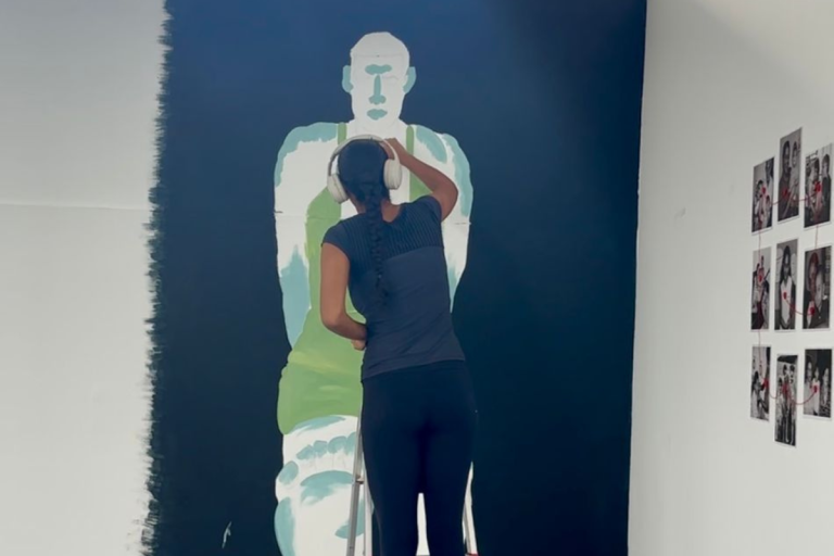 Mostra coletiva Entre passos e tropeçosrevela novos talentos da arte goiana