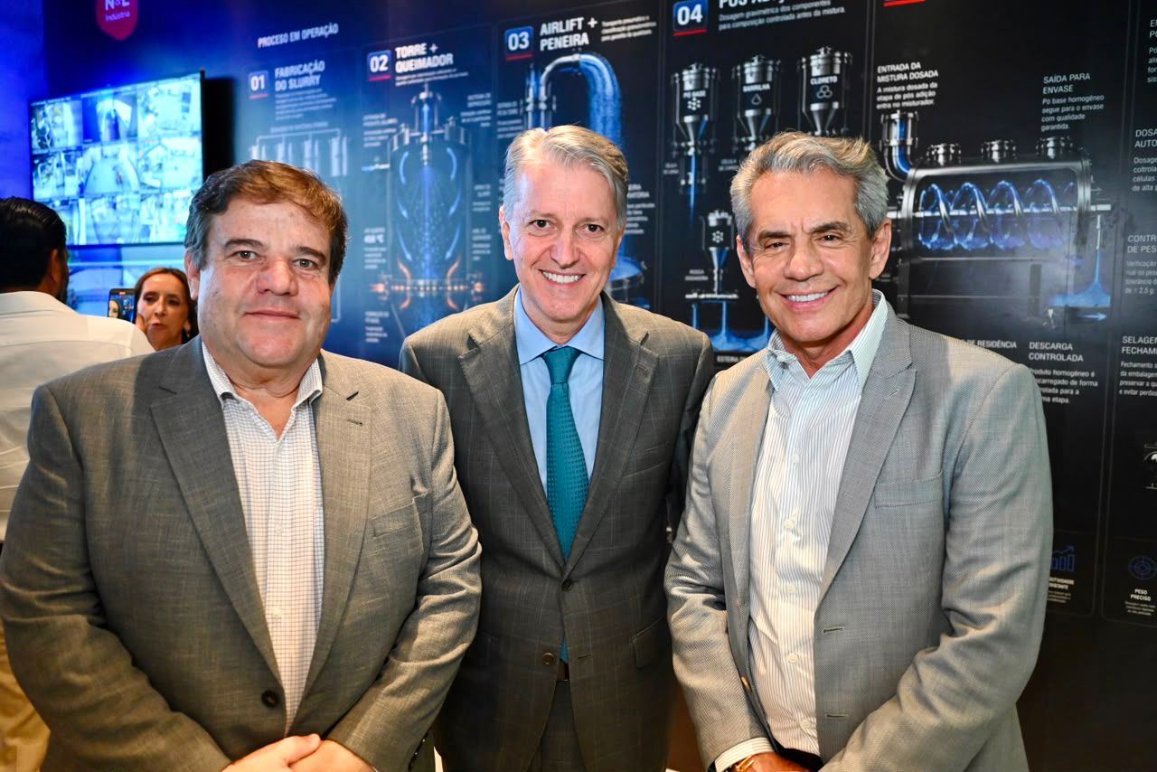Edwal Portilho (Tchequinho), presidente da Adial; Joel Santana Braga, secretário de Indústria e Comércio do Estado de Goiás; e José Garrote, CEO da São Salvador Alimentos.