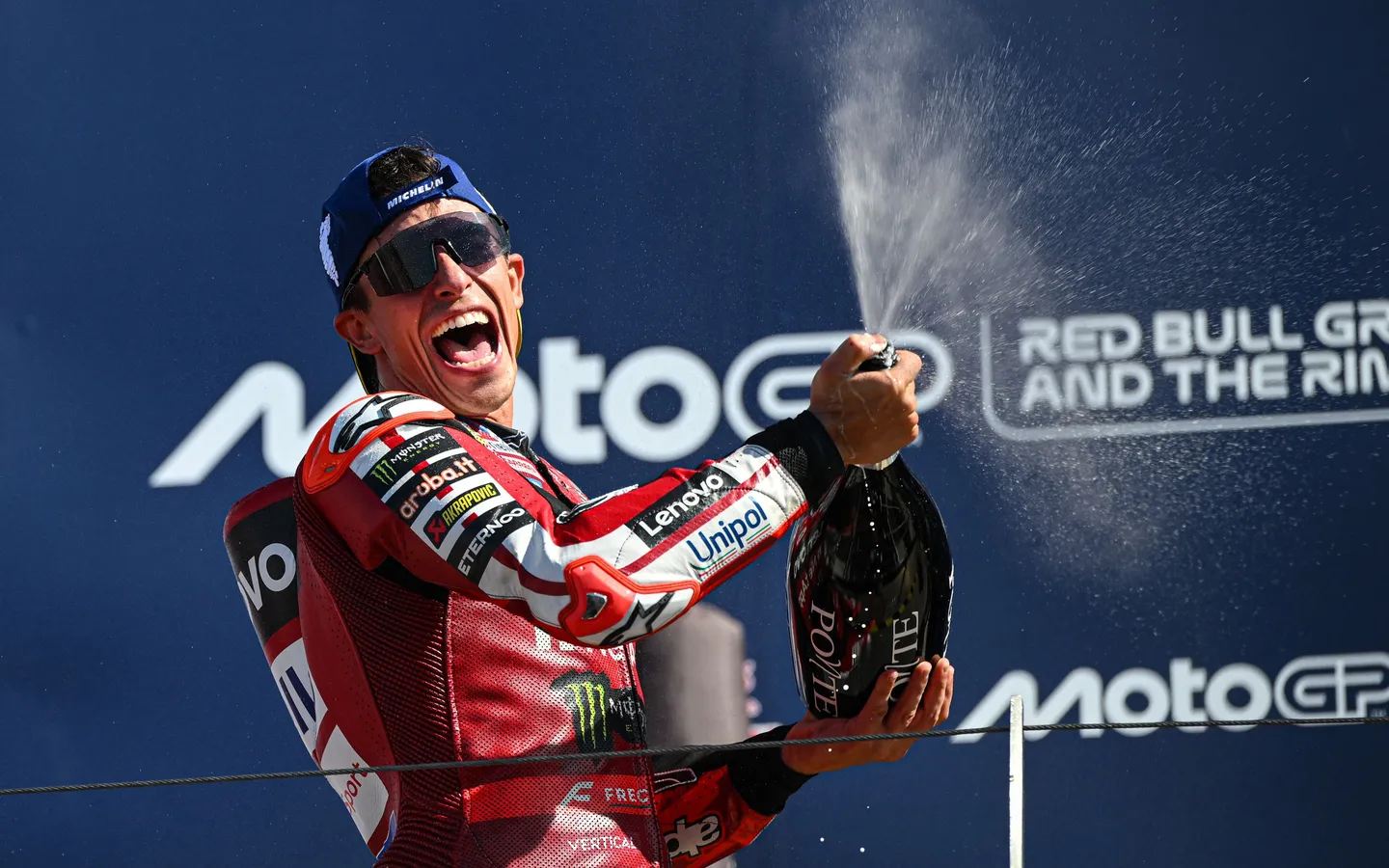 Marc Márquez comemora a vitória no GP de San Marino, resultado que recolocou o atual campeão mundial na liderança da MotoGP. (Foto: MotoGP)