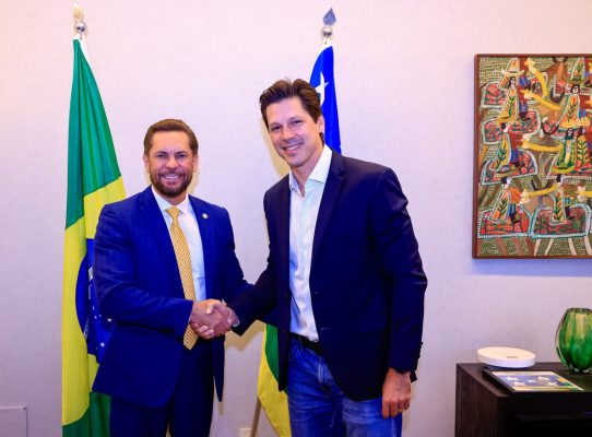 Daniel Vilela e Bruno Peixoto assinam termo de transmissão de cargo do governo de Goiás
