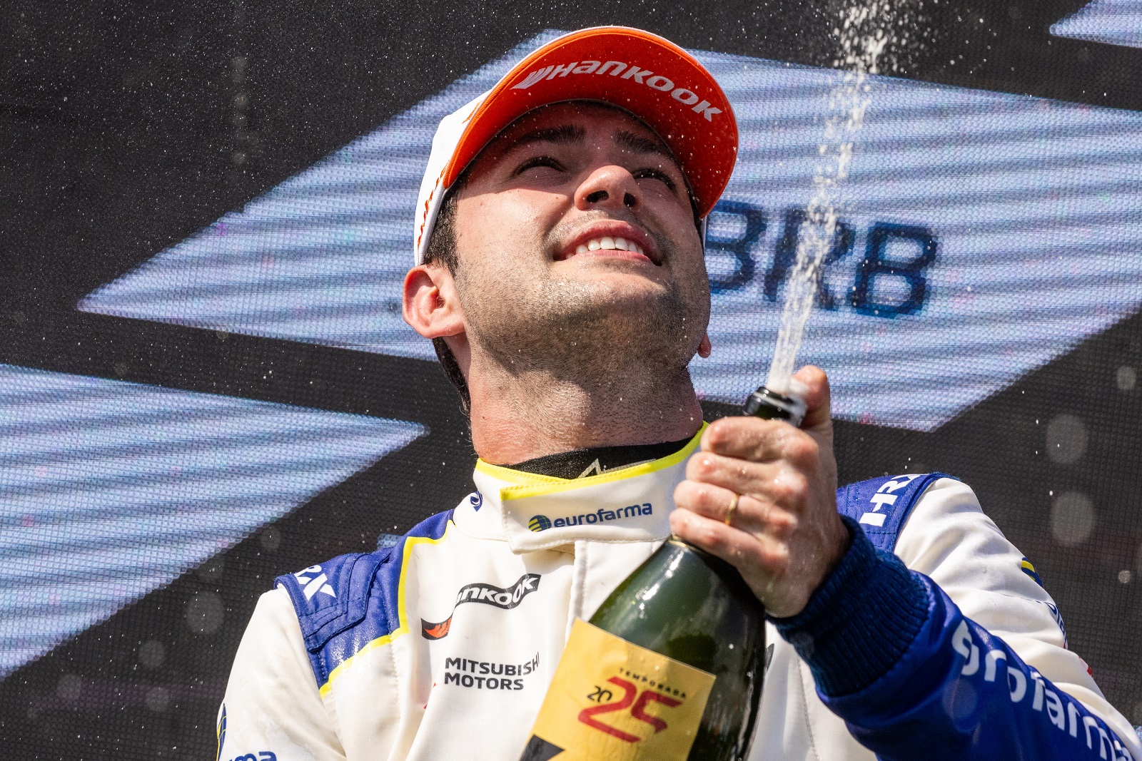 A glória do vencedor: Felipe Fraga é o primeiro vencedor da era SUV Foto: Rafael Gagliano/BRB Stock Car