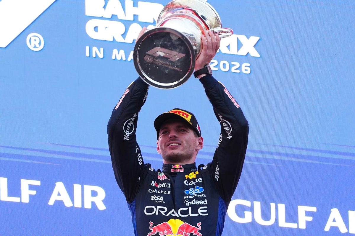 Max Verstappen comemora a vitória no GP do Bahrein de Fórmula 1, conquistando seu primeiro triunfo na temporada 2026 (Foto: Fórmula !)