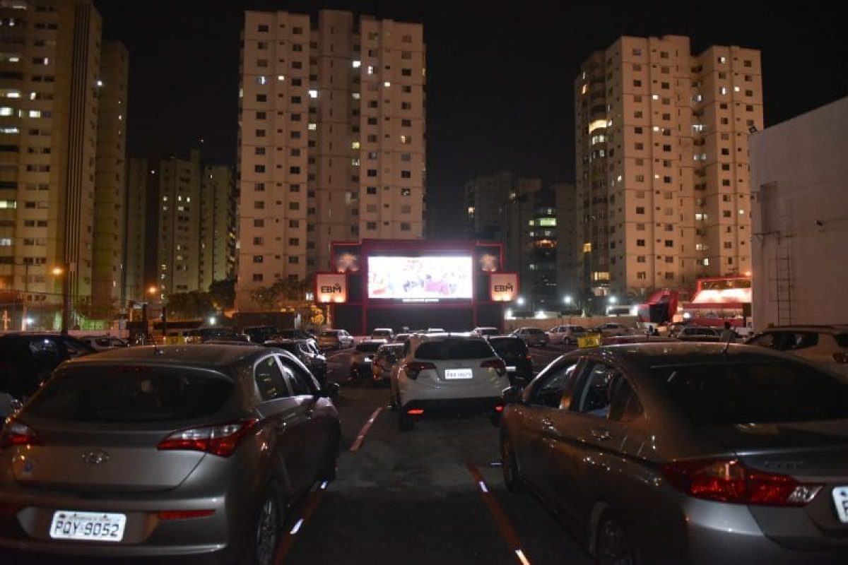 3-O-Cine-Drive-In-Xperience-Diversao-a-ceu-aberto-tem-uma-tela-de-LED-Full-HD-12m-X-6m-e-espaco-para-70-veiculos-no-Oliveira´s-Place