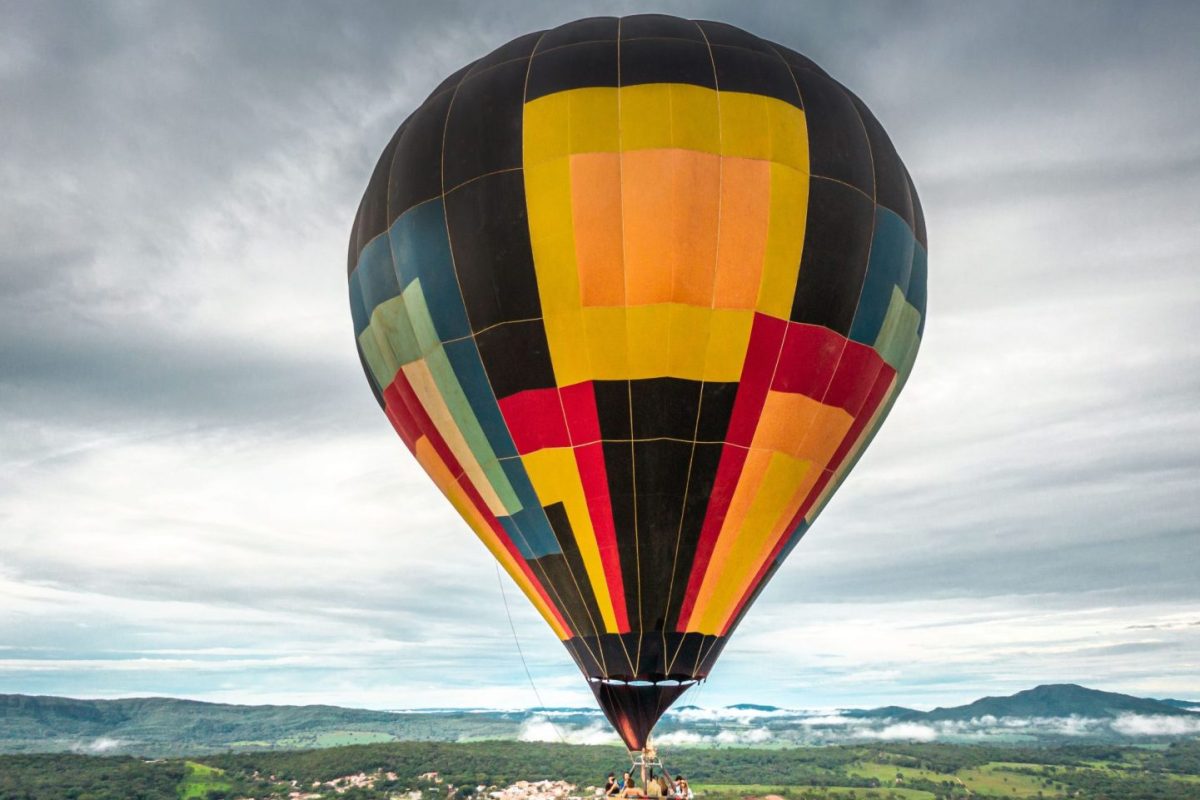 3-Voos-cativos-de-15-baloes-de-todo-o-Brasil-acontecera-no-por-do-sol-dos-dias-11-12-a-13-de-maio-em-Aparecida-de-Goiania.-scaled-1