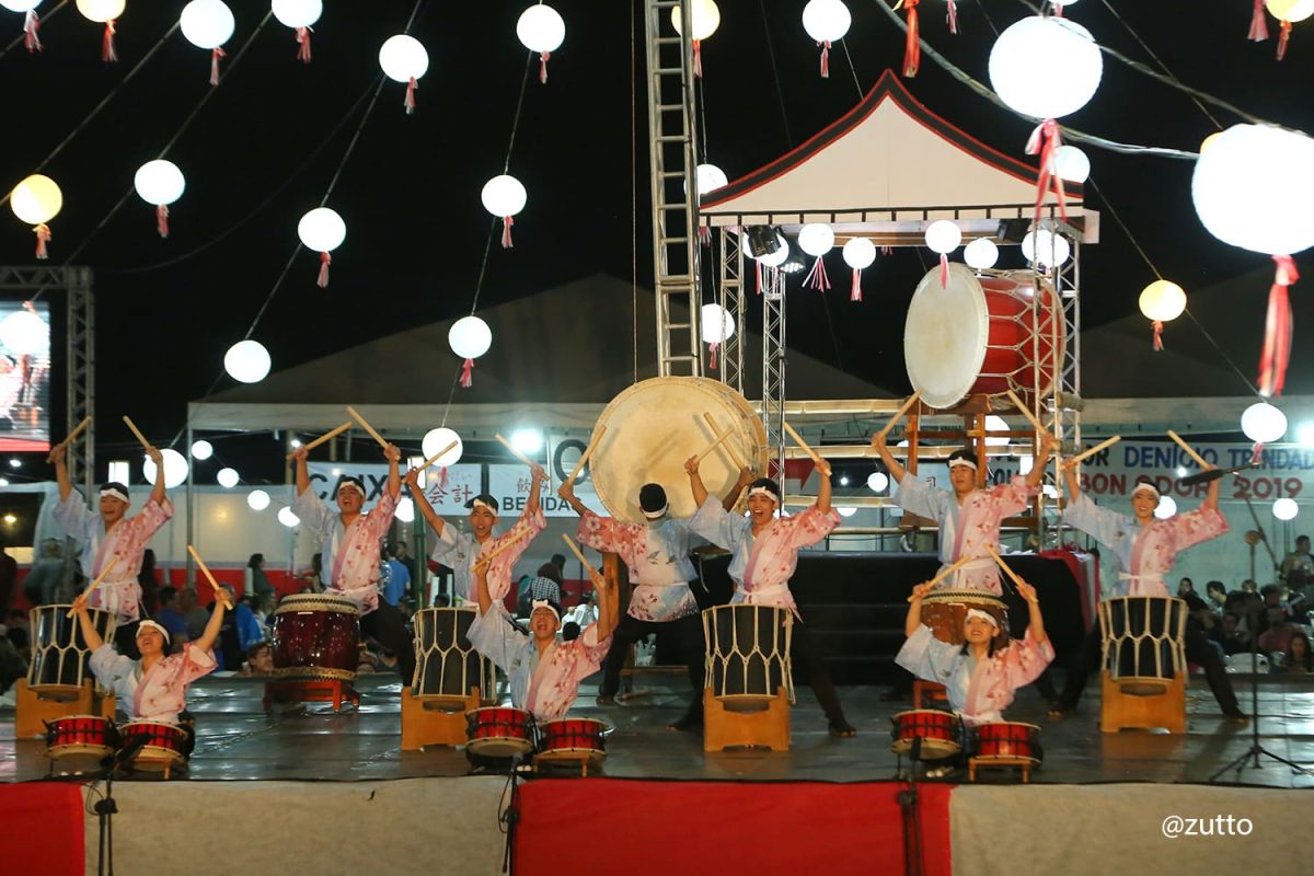 7-Neste-ano-o-Bon-Odori-que-ja-e-tradicao-no-calendario-cultural-goianiense-acontecera-num-formato-especial-de-Drive-In-com-shows-num-inedito-palco-e-imagens-projetadas-em-um-telao-para-220-carros.