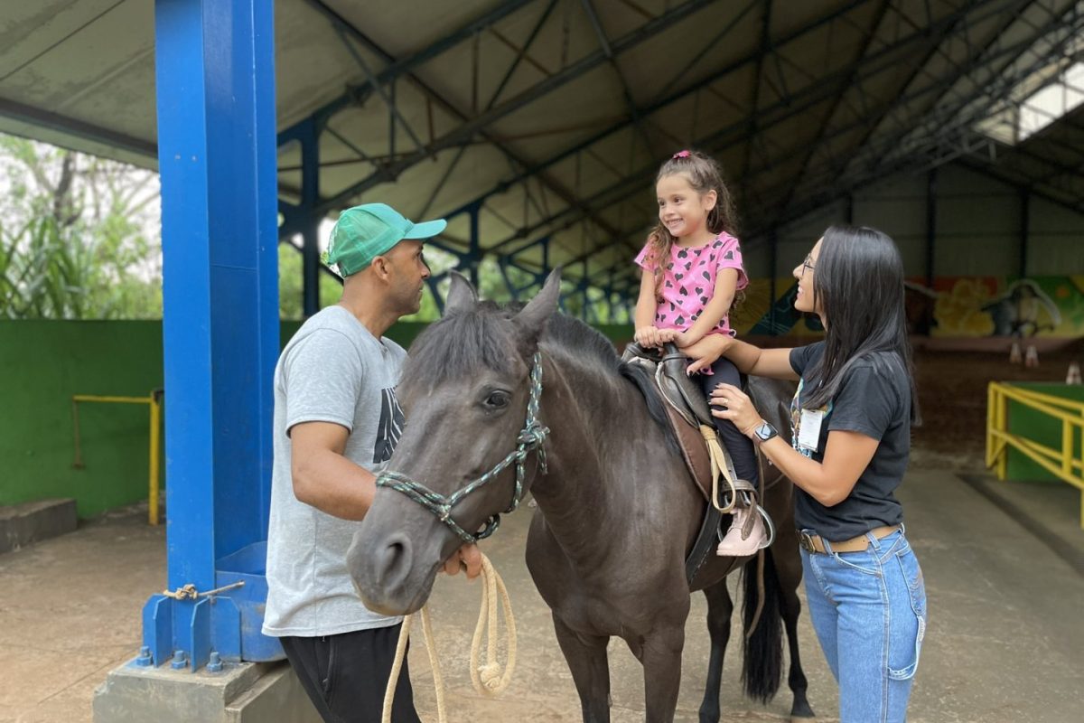 A-pequena-Mariana-Alves-de-cinco-anos-durante-a-equoterapia-1-1