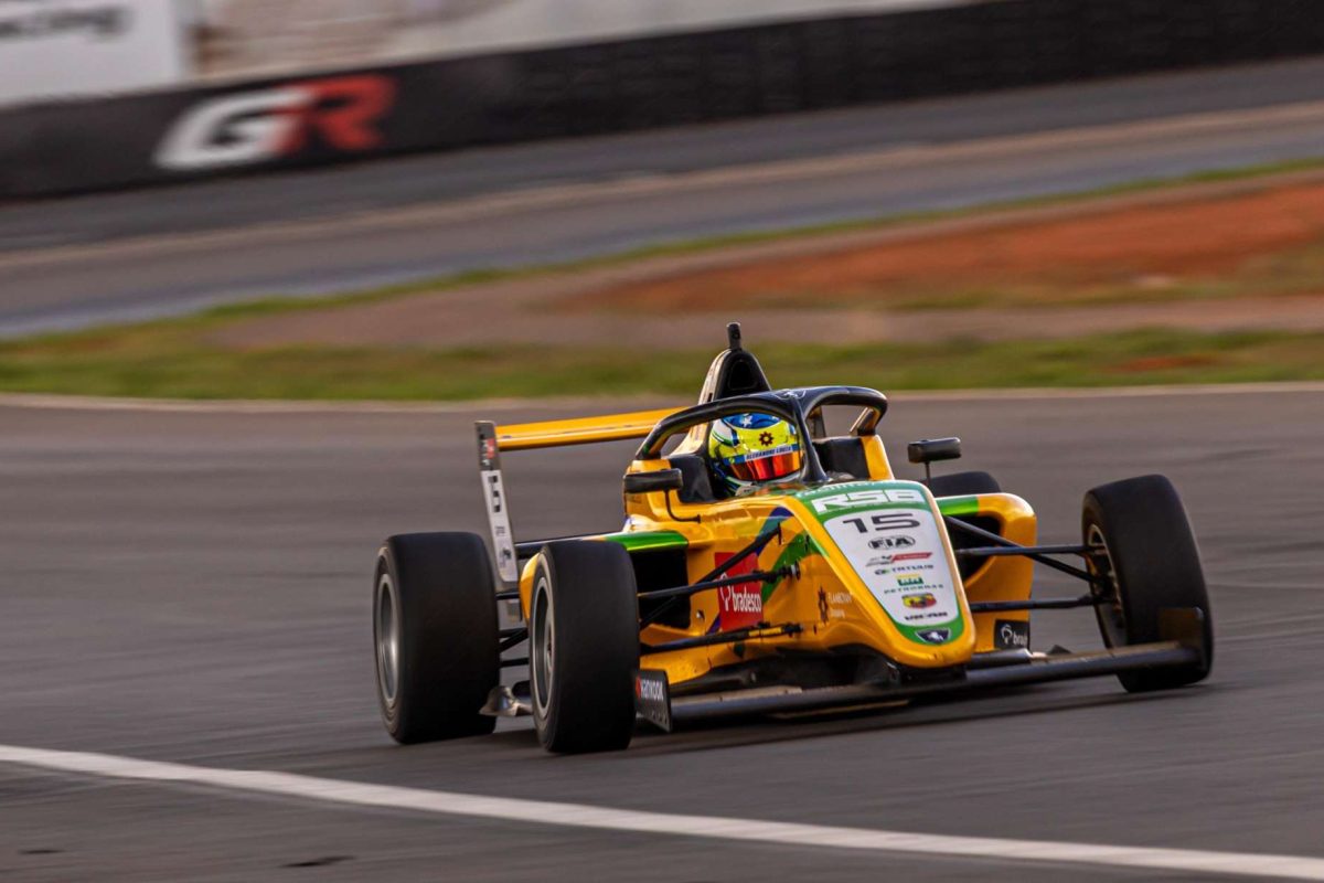 O piloto goiano Alexandre Louza disputa em Brasília a quarta etapa da temporada 2026 da Bradesco FIA F4 Brasil, pela equipe Cavaleiro Sports (Foto: Rodrigo Guimarães)