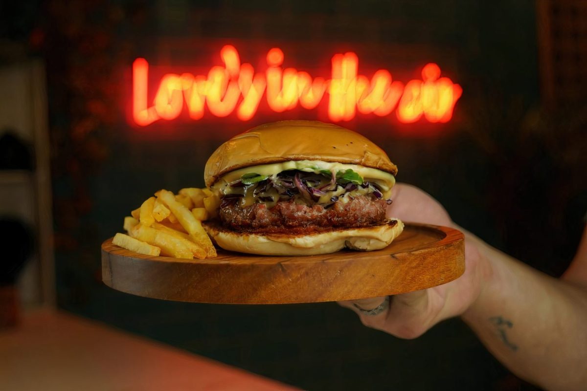 Burger-de-Linguica-com-Saladinha-de-Repolho-Chef-Junior-Marinho-Foto-Pedro-Sae-770ta-scaled-1