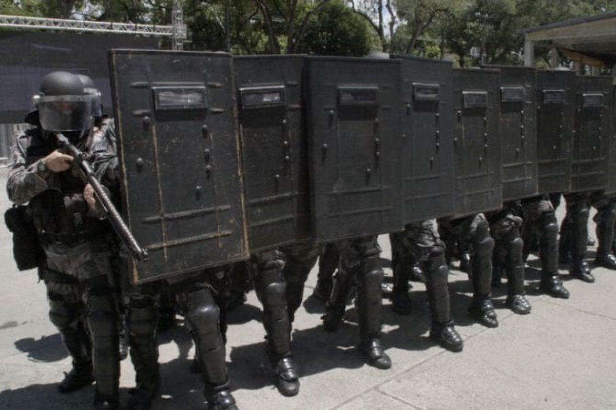 CALVERO-POR-TRAS-DA-LINHA-DE-ESCUDOS-4_Credito-Divulgacao-2-1