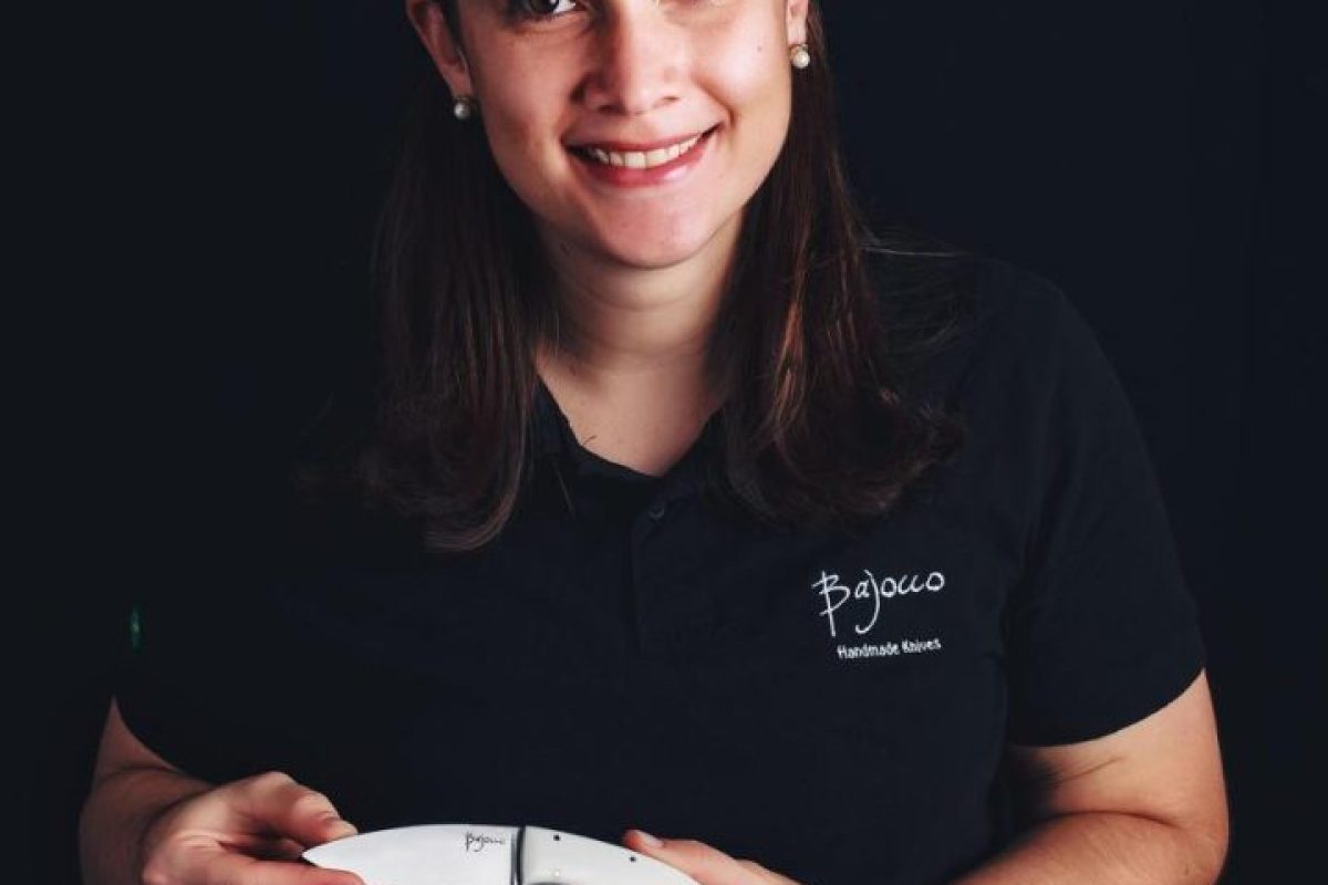 Cuteleira-Juliana-Baioco-a-primeira-mulher-a-participar-do-programa-Desafio-Sob-Fogo-Brasil-e-America-Latina-levado-ao-ar-pelo-History-Channel-sera-presenca-no-GKS-Goiania