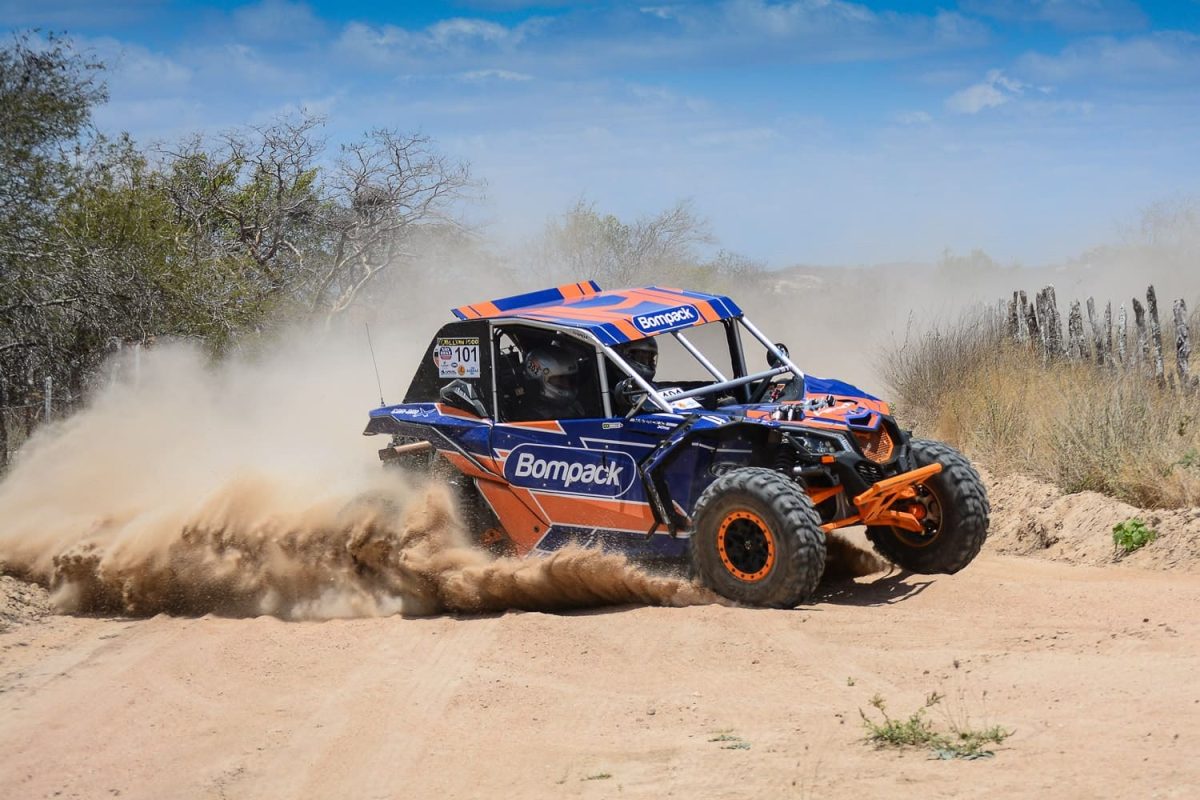 Deni-Nascimento-e-Idali-Bosse-Areia-exigiu-mais-de-pilotos-e-dos-UTVsFoto-Antonio-Miranda-1