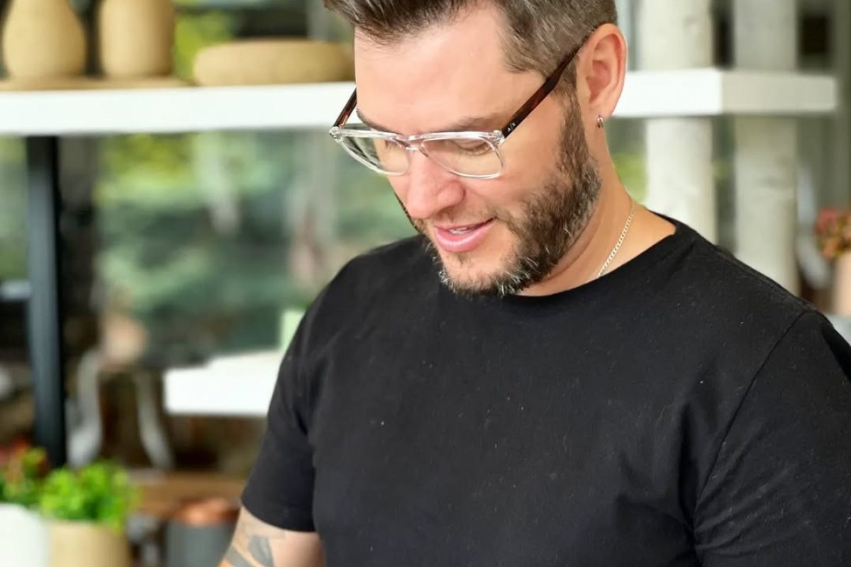 Alisson Quissini, designer à frente da Origin Brazil, conhecido por transformar madeira maciça em arte (Reprodução:  instagram @alissonquissini)