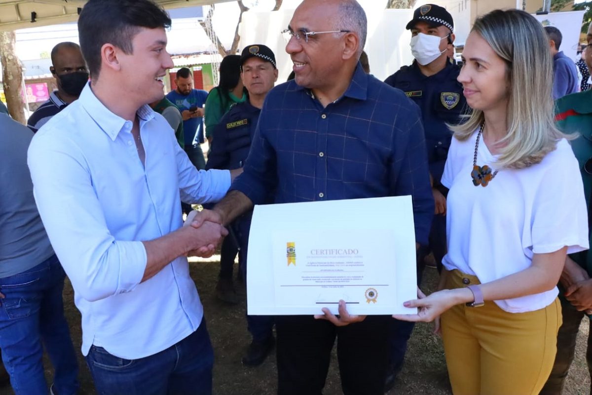 Engenheiro-gestor-da-obra-Reserva-dos-Ipes-Gustavo-Dias-prefeito-Rogerio-Cruz-e-Sarah-Stefan-Rabelo-gerente-de-obras-da-Brasal-Incorporacoes