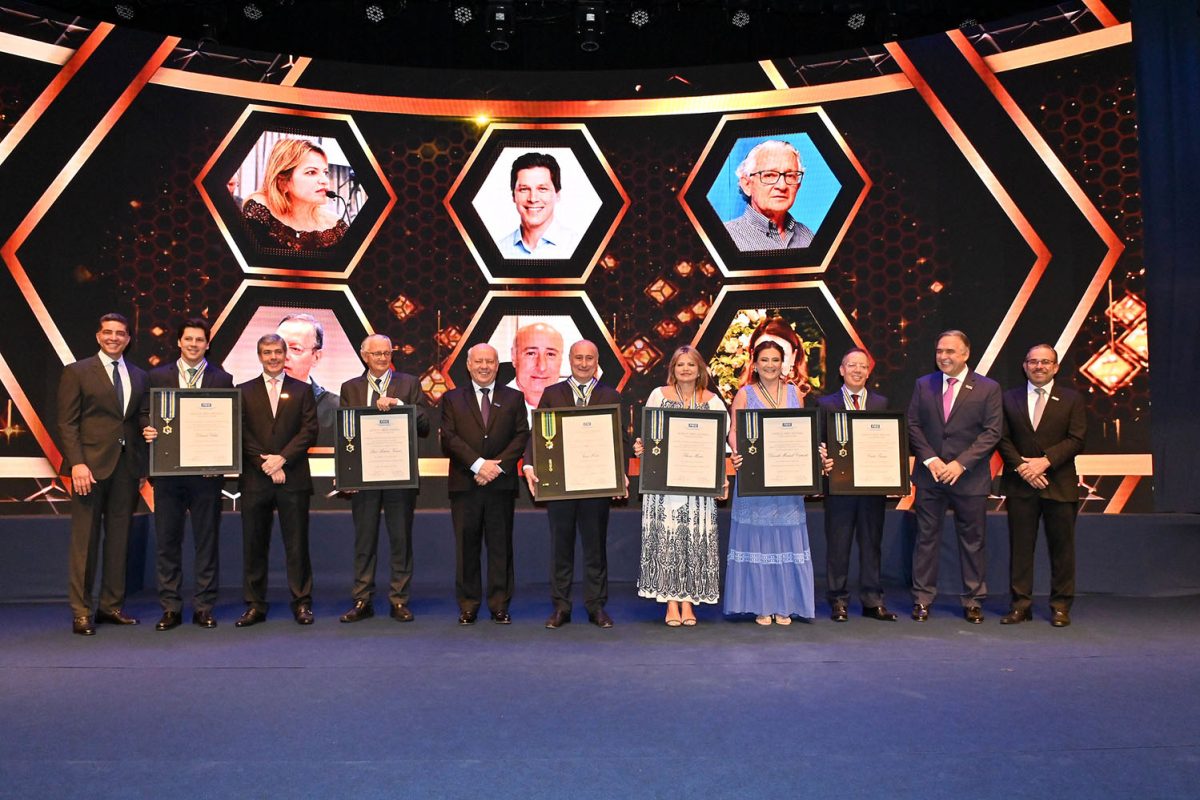 Entre-os-homenageados-o-vice-governador-de-Goias-Daniel-Vilela-e-o-presidente-do-Tribunal-de-Justica-de-Goias-desembargador-Carlos-Alberto-Franca