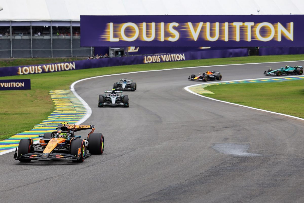 Oscar Piastri of Australia driving the (81) McLaren MCL39 Mercedes on track during the Sprint ahead of the F1 Grand Prix of Brazil at Autodromo Jose Carlos Pace on November 08, 2025 in Sao Paulo, Brazil. Foto: Sam Bagnall/Sutton Images