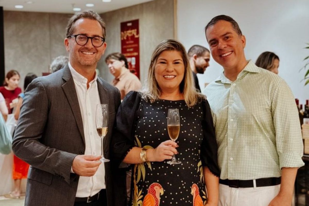 Felipe-Prigol-e-Marlla-Santos-socios-fundadores-da-My-Winer-com-o-sommelier-Daniel-de-Moura
