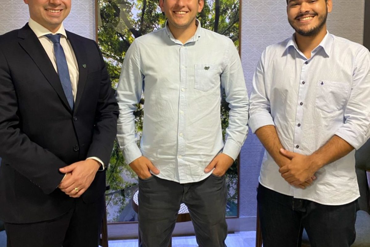 Geraldo-Donalvam-e-Eduardo-nova-diretoria-da-AJE-Goiania-978x1024-1