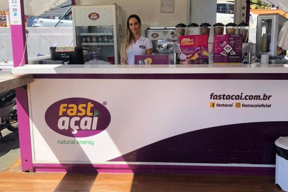 Isabela-no-quiosque-Fast-Acai