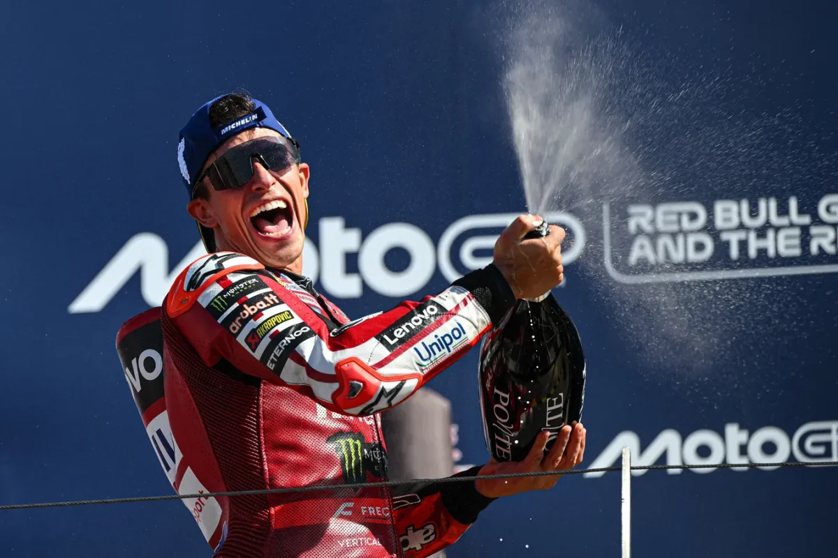 Marc Márquez comemora a vitória no GP de San Marino, resultado que recolocou o atual campeão mundial na liderança da MotoGP. (Foto: MotoGP)