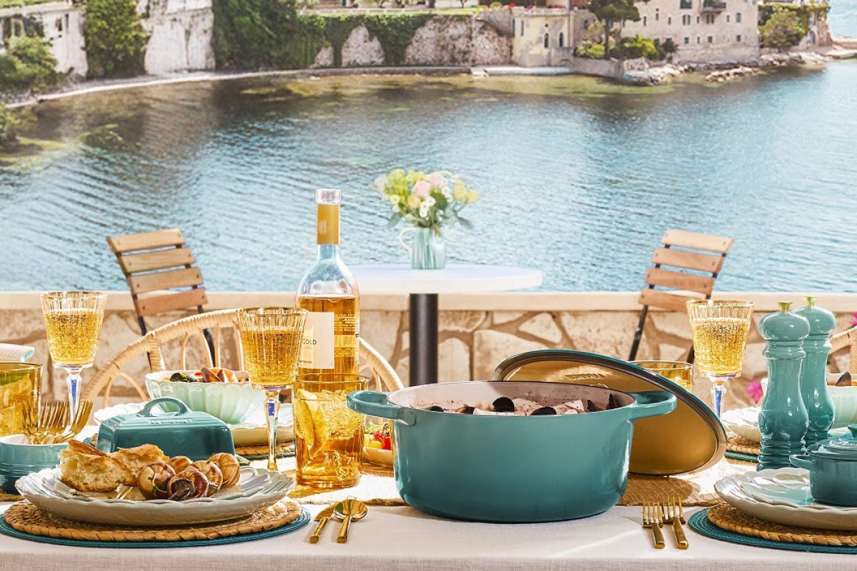 Bleu Riviera, nova cor da Le Creuset, une azul-esverdeado luminoso e pegadores dourados inspirados no pôr do sol mediterrâneo. (Fotos: Divulgação)