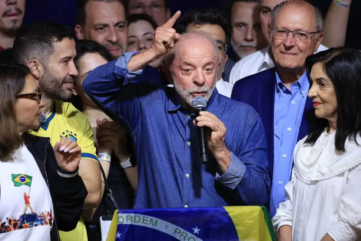 O presidente Luiz Inácio Lula da Silva discursa após a reeleição e anuncia mudanças na forma de governar, com foco em educação, saúde, economia digital e segurança pública. (Foto: Paulo Pinto/Agência Brasil