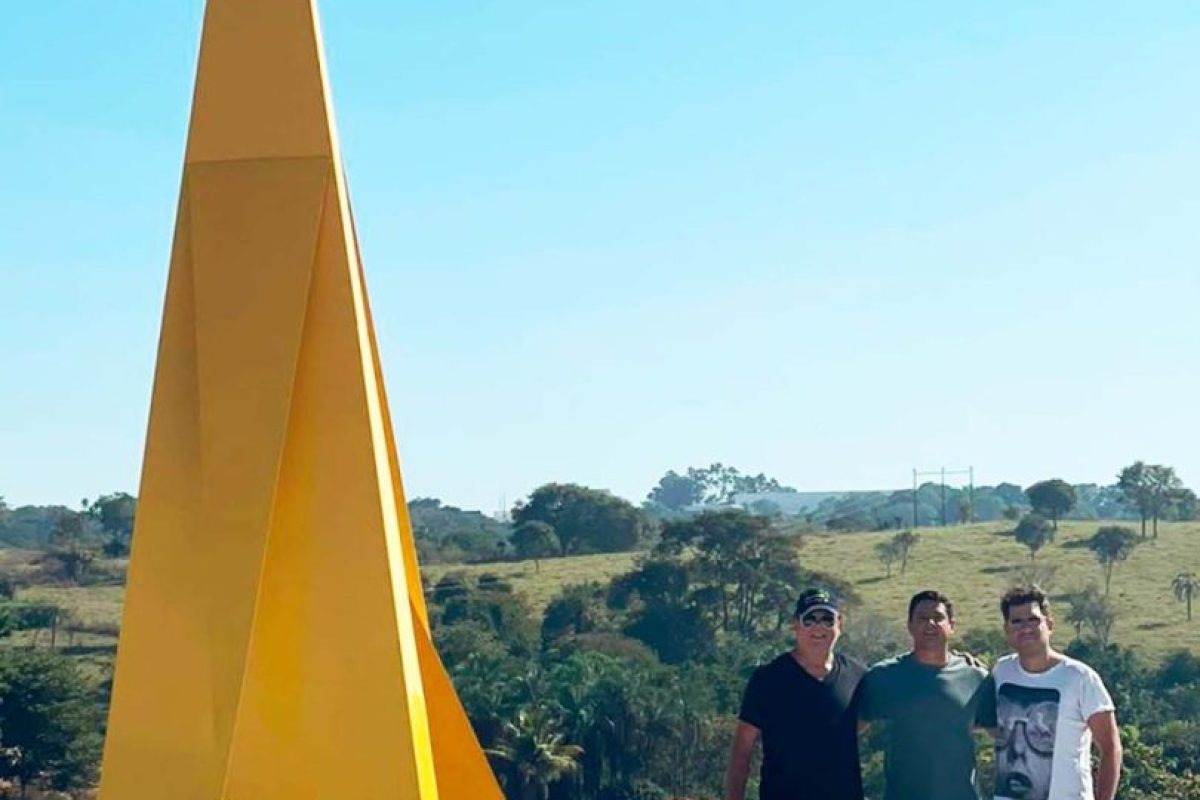 M-Cavalcanti-Ricardo-Coimbra-e-Felipe-Cavalcanti-ao-lado-da-escultura-urbana-1