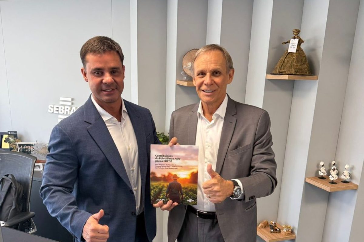 diretor Marcelo Lessa (esquerda) entrega livreto ao diretor nacional Bruno Quick