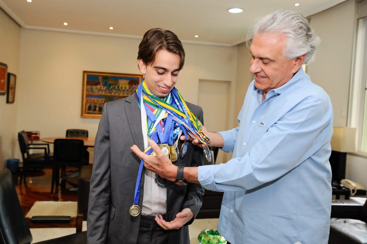 O-estudante-Pedro-Porto-de-Carvalho-Nunes-e-o-governador-Ronado-Caiado-1