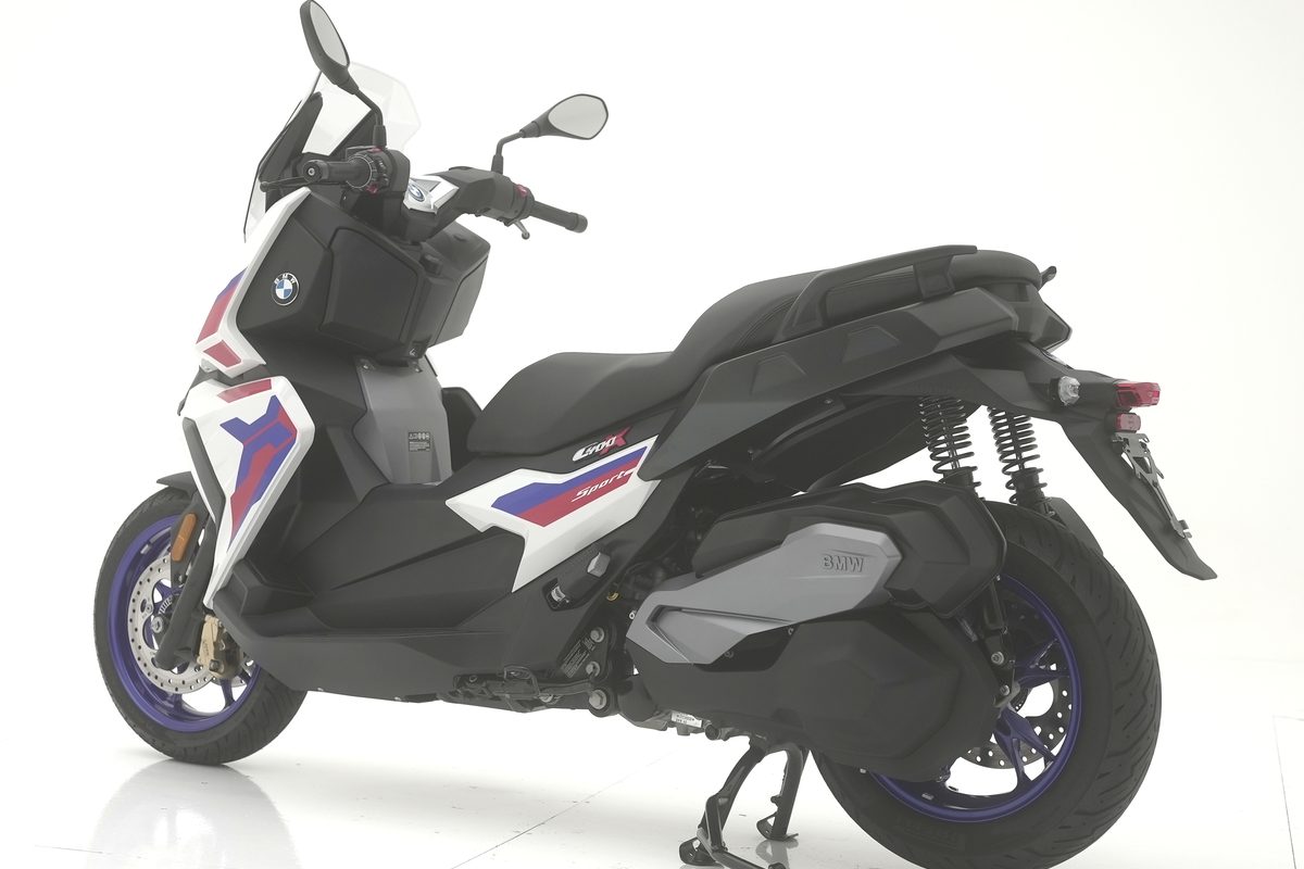 P90532671_highRes_bmw-c-400-x-11-2023-1