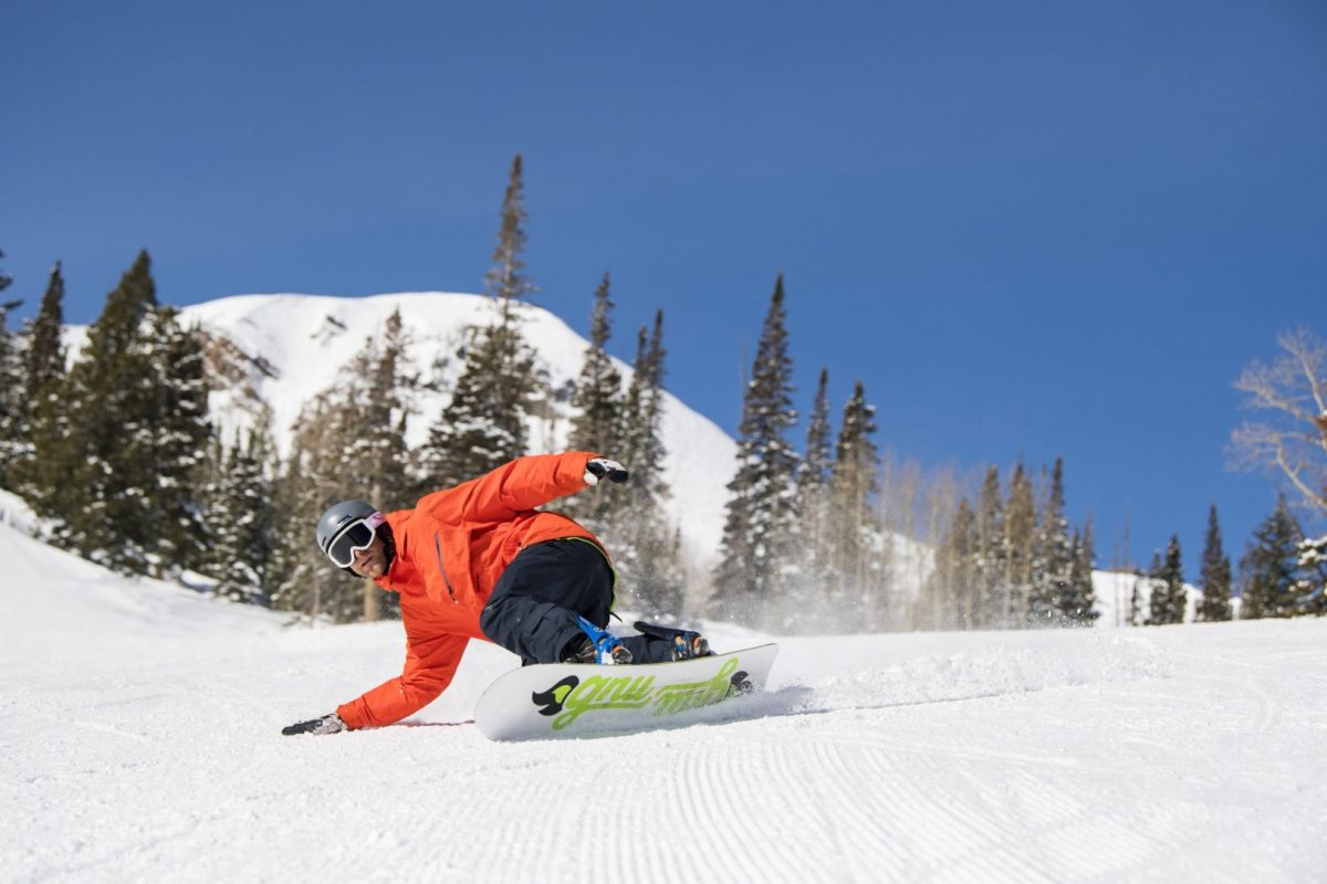 Snowboarder-on-Groomer_Park-City-Mountain