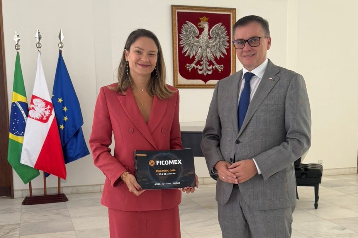 Vice-presidente-da-Camara-de-Comercio-Exterior-da-ACIEG-Anna-Bastos-e-embaixador-da-Polonia-Andrzej-Cieszkowski-credito-Divulgacao-ACIEG- Vice-presidente-da-Camara-de-Comercio-Exterior-da-ACIEG-Anna-Bastos-e-embaixador-da-Polonia-Andrzej-Cieszkowski-credito-Divulgacao-ACIEG-