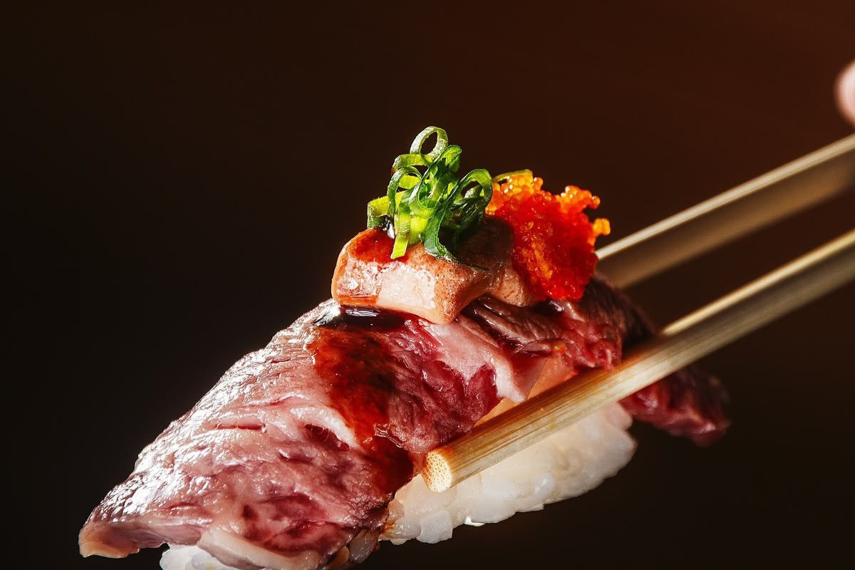 Nigiri, ussuzukuri, harumaki e outras criações com wagyu integram o menu especial preparado para o Dia dos Pais no Sunsaki Goiânia. (Fotos: Divulgação).
