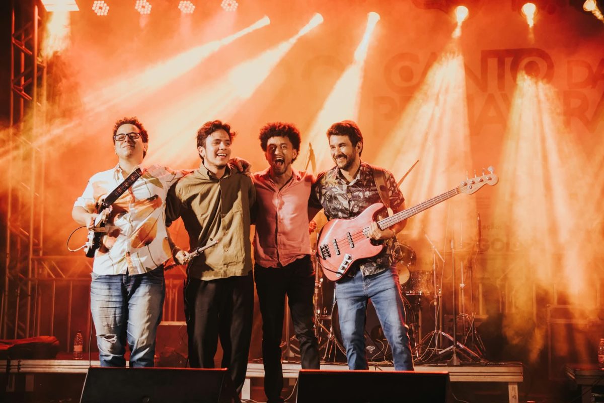 A Banda Tropicana sobe ao palco do Shiva Alt-Bar com um repertório que passeia por ritmos nordestinos como baião, xote e frevo, em releituras de compositores como Dominguinhos, Luiz Gonzaga, Hermeto Pascoal e Gonzaguinha.