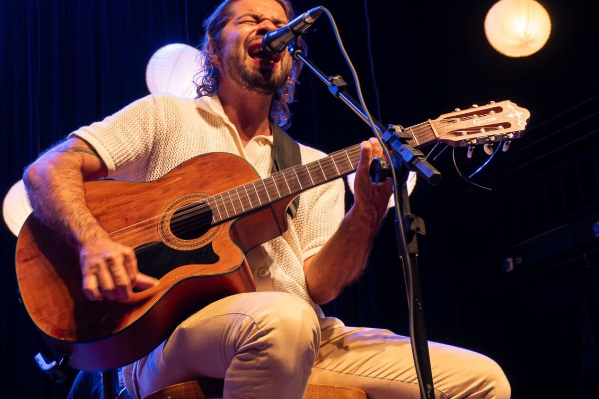 Fernando Bocão apresenta o show “Circuito Musical Good Vibes” no Sesc Centro, em Goiânia, com repertório autoral e canções da MPB, do reggae e do pop. (Fotos: Victor Istanley)