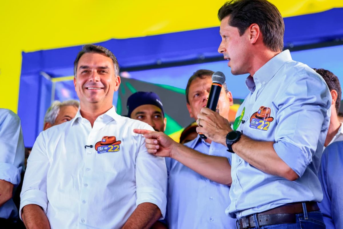 Daniel Vilela e Flávio Bolsonaro durante encontro em Goiânia, nesta terça-feira (6/10), quando o governador reeleito oficializou apoio à candidatura do senador no segundo turno da eleição presidencial. (Foto: Divulgação)