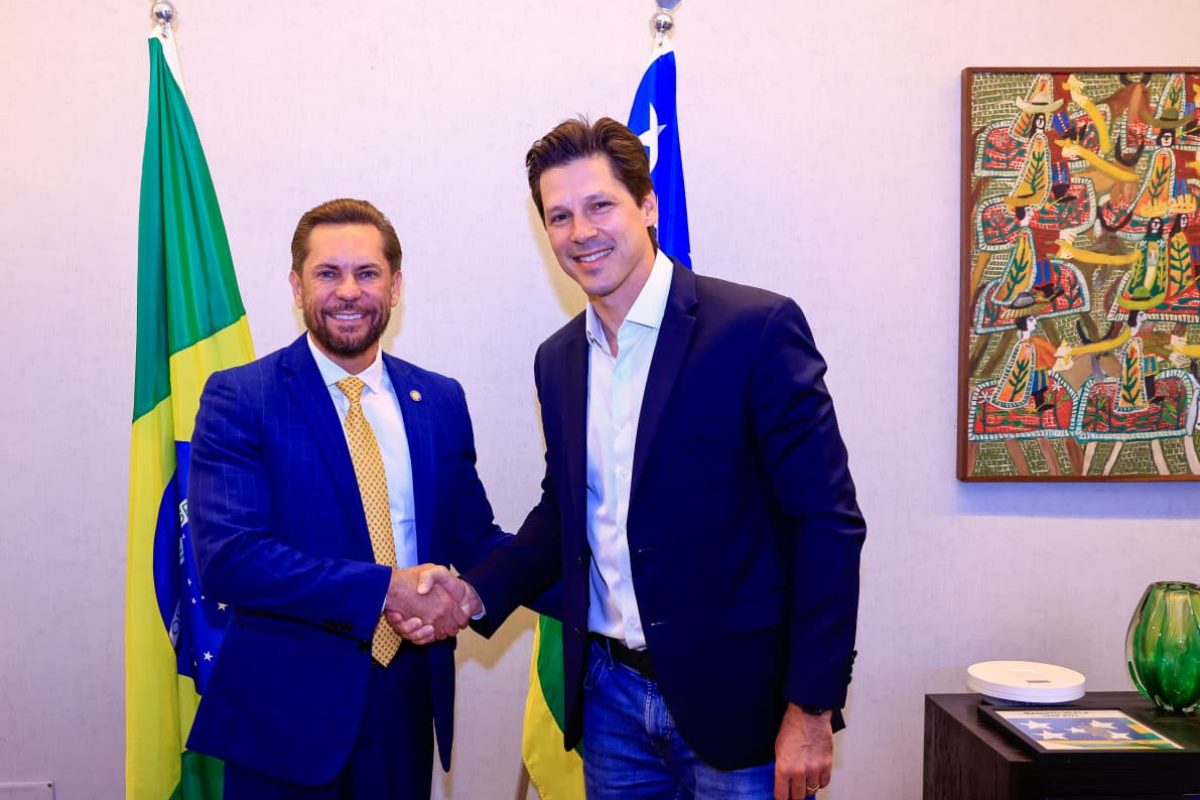Daniel Vilela e Bruno Peixoto assinam termo de transmissão de cargo do governo de Goiás