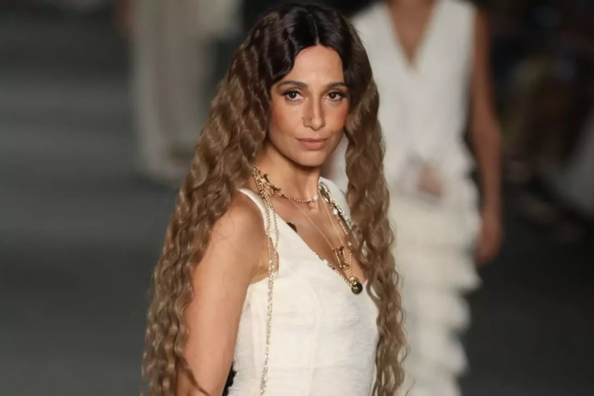 Camila Pitanga abre desfile da Aluf no Rio Fashion Week