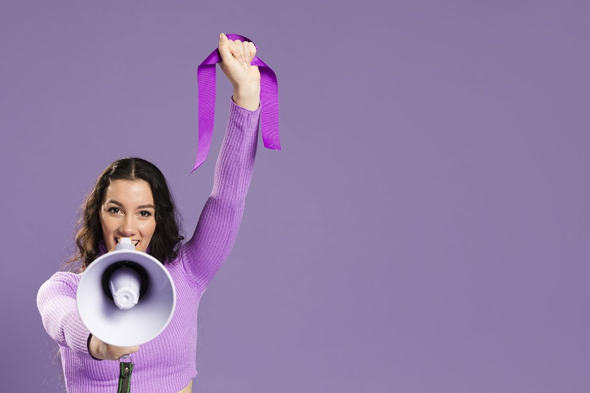 mulher-gritando-no-megafone-e-copia-espaco-1