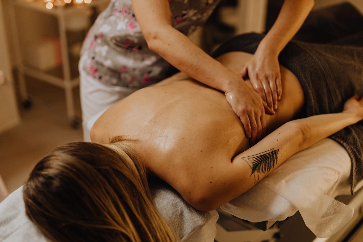 Especialistas participam da Full Body Experience, imersão médica que reúne conteúdo teórico, prática clínica e discussões sobre tratamentos corporais e gestão de clínicas em Goiânia (Foto: Pexels)