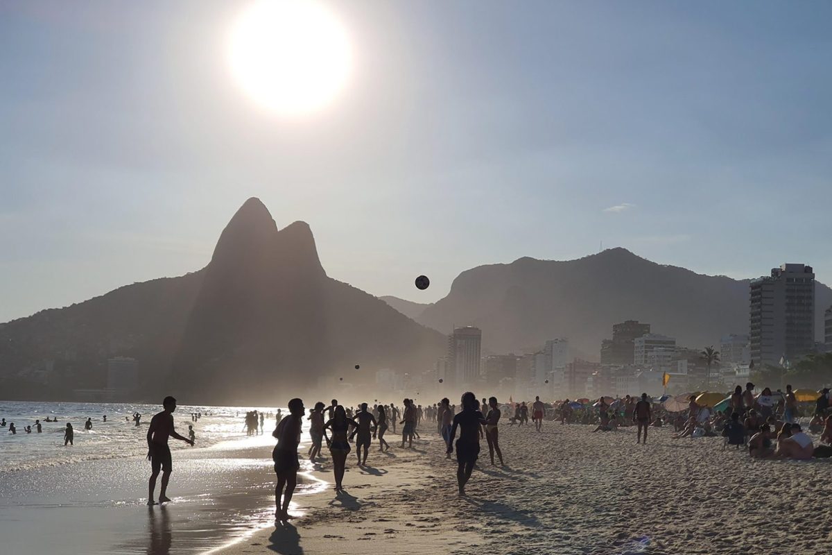 Brasil bate recorde histórico e recebe 9,3 milhões de turistas internacionais em 2025