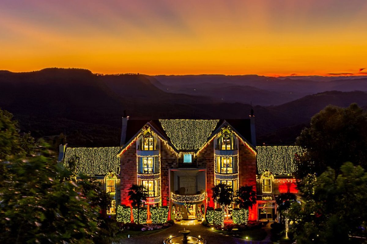 Entre jardins geométricos, suítes palacianas e vista privilegiada do Vale do Quilombo, a temporada das festas de fim de ano ganha um novo significado