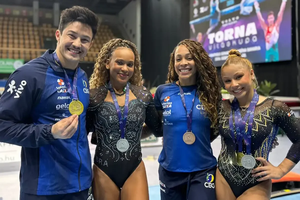 Da esquerda para a direita: os brasileiros Arthur Nory, Rebeca Andrade, Lorrane Oliveira e Flavia Saraiva, medalhistas no último dia da Copa do Mundo de Ginástica Artística de Szombathely 2026, na Hungria, em 20 de setembro (
Foto de Confederação Brasileira de Ginástica/CBG)